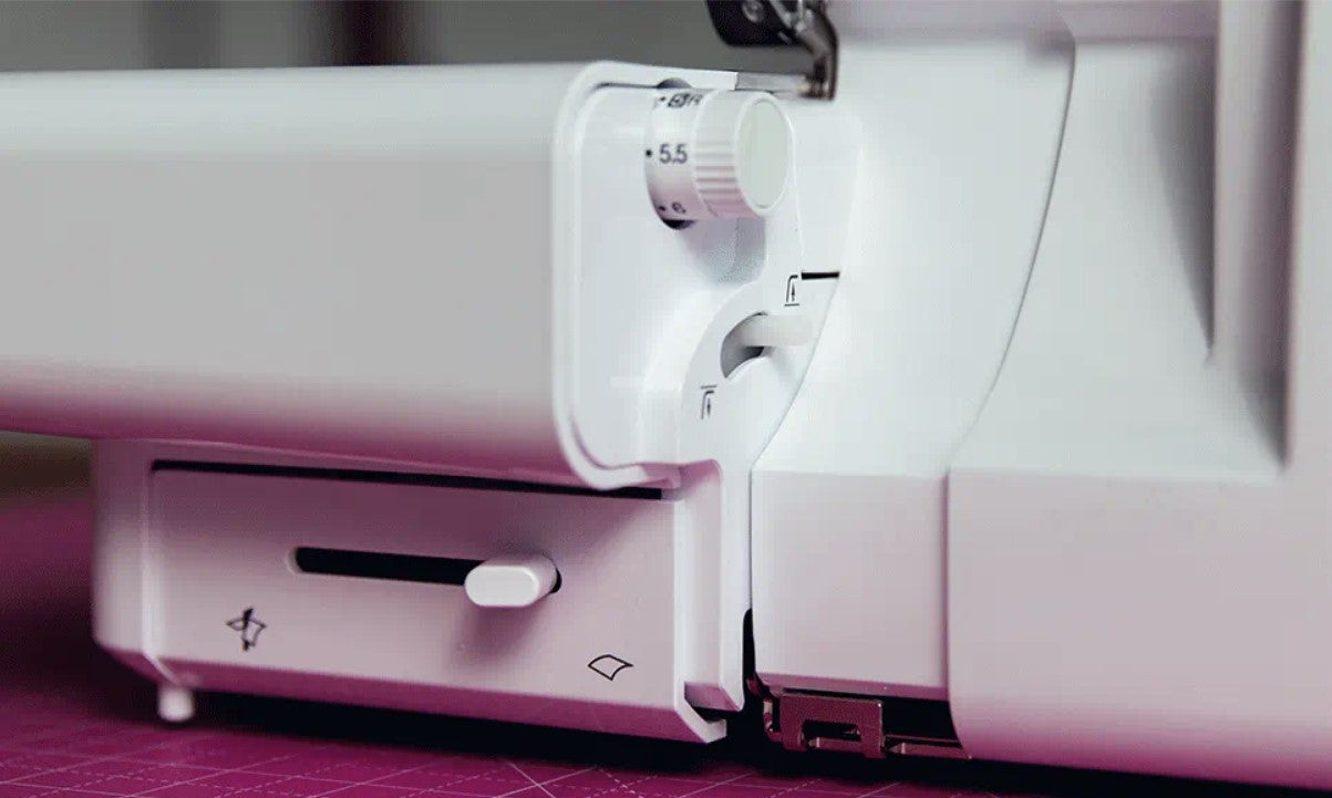 Surjeteuse à enfilage automatique AIRFLOW 3000 de BROTHER