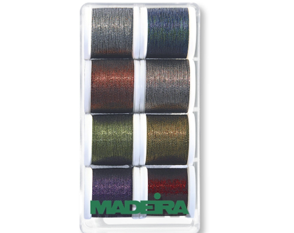 Coffret de 8 bobines de 200m MADEIRA Metallic Soft. Metallic Soft est un fil extrêmement doux et d'un aspect remarquable. Le secret se trouve dans l'âme en viscose qui compose le fil et qui est recouverte d'une très fine feuille de polyester métallisé. Metallic Soft se brode et se coud sur toutes machines.