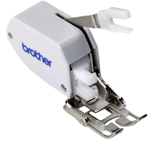 Pied double entraînement de marque BROTHER, s'adapte sur toutes les machines familiales. Il facilite la couture pour les matières épaisses grâce à un entraînement supérieur, qui accompagne les griffes. Il permet l’entraînement du dessus du tissu et ne fatigue pas l'entrainement de votre machine. En tant que réparateur de machines à coudre, c'est la principale source de panne de machine. Largeur d’ouverture du pied : 7mm