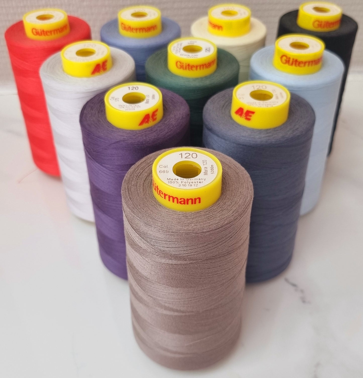 FIL GUTERMANN MARA 120 Cône de 5000 m coloris 3944