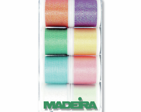 Coffret de 8 bobines de 200m MADEIRA METALLIC OPAL. OPAL est le fil à effet exclusif utilisé dans la haute couture et par les stylistes renommés. La structure particulière de ce fil donne aux broderies de luxe un aspect brillant et noble unique. Il se brode sur toutes les machines familiales.