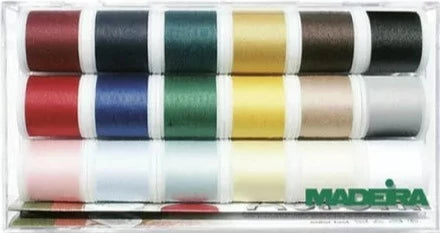 Coffret de 18 bobines de 200m MADEIRA AEROFIL N°80. AEROFIL N°120 est un fil à tout faire de qualité supérieure. Ce fil universel convient à tous les travaux de couture transformant des tissus fins ou moyens en confection pour enfants et adultes et vêtements de sport, mais aussi en jeans et en vêtements de travail dont les coutures doivent être particulièrement solides. AEROFIL est un partenaire fiable qui tient toutes ses promesses.