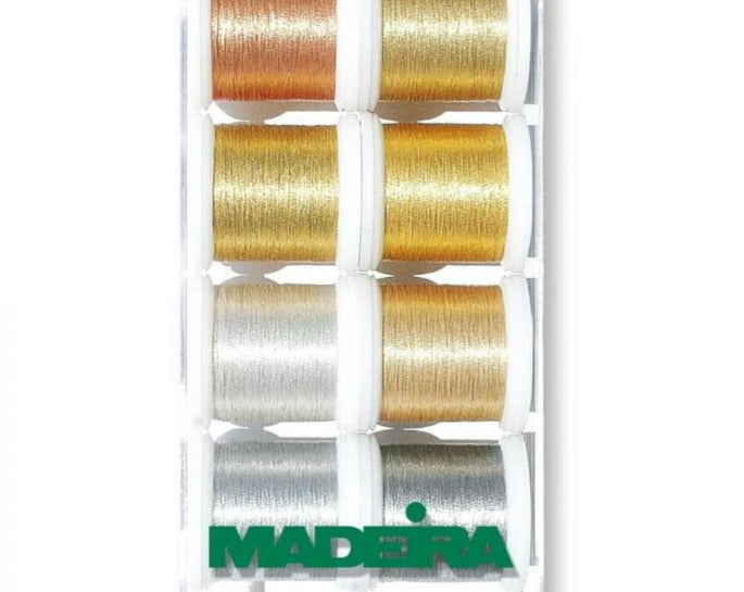 Coffret de 8 bobines de 200m MADEIRA HEAVY METAL RESISTANT. HEAVY METAL est le fil métallique le plus résistant à l'usure. Il est solide au chlore et lavable à ébullition (95°C). Sa structure spéciale donne à vos broderies un aspect particulièrement noble. HEAVY METAL convient parfaitement à la broderie sur des tissus souvent lavés et soumis à rude épreuve comme les articles de sport et le jean.