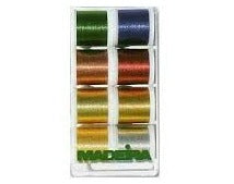 Coffret de 8 bobines de 200m MADEIRA Metallic Classic. Le fil classique, juste dans l'épaisseur qu'il faut, pour toutes les machines à coudre et à broder. Metallic Classic contient un certain pourcentage d'argent véritable, ce qui donne aux broderies un aspect brillant précieux.