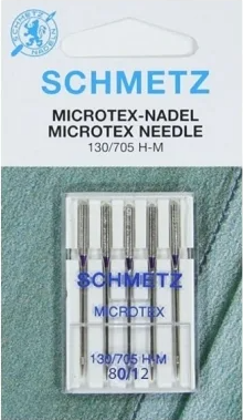 Diamètre 2x60 2x70 1x80. Blister de 5 aiguilles SCHMETZ machine "Microtex" idéales pour la soie et les microfibres.Boite de 5 aiguilles en combi.Avec pointe particulièrement fine et pointue pour faciliter la perforation de tissus très fins ou de matières très denses.Pour des points particulièrement droits lors du piquage des bordures, également pour la soie, microfibre, matières enduites, membrane et similicuir.HAUTE QUALITE
