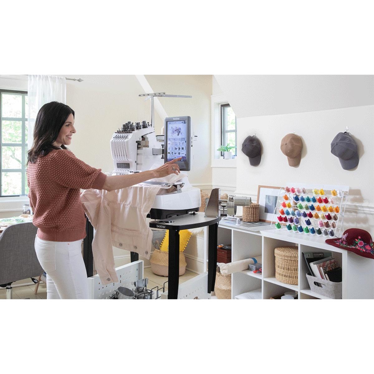BROTHER PR680W Machine à broder AVEC table de rangement OFFERTE + système à casquette OFFERT + Logiciel PE DESIGN 11 à tarif préférentiel opie)