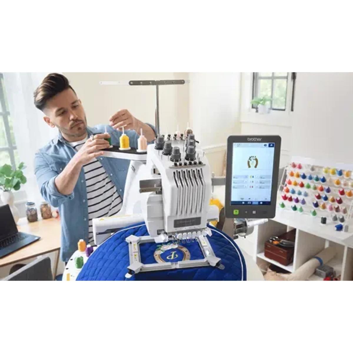 BROTHER PR680W Machine à broder AVEC table de rangement OFFERTE + système à casquette OFFERT + Logiciel PE DESIGN 11 à tarif préférentiel opie)