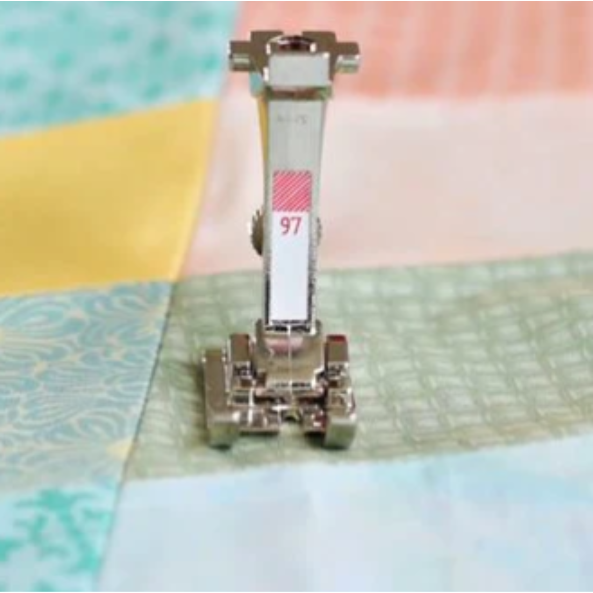 BERNINA B590 Machine à coudre et à broder, quilteuse