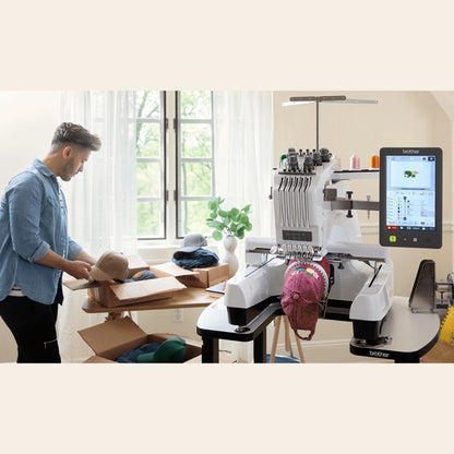 BROTHER PR680W Machine à broder AVEC table de rangement OFFERTE + système à casquette OFFERT + Logiciel PE DESIGN 11 à tarif préférentiel opie)
