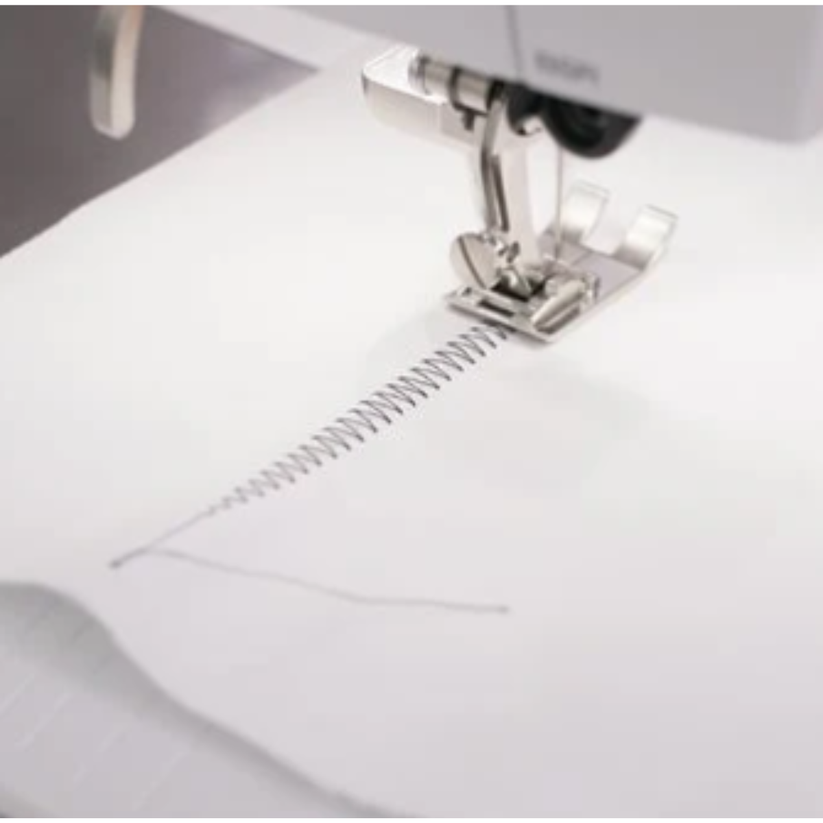 BERNINA B590 Machine à coudre et à broder, quilteuse