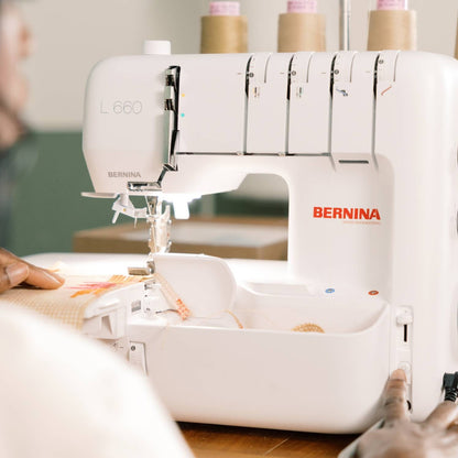 BERNINA L660 Surjeteuse | 18 points différents (2, 3 ou 4 fils) ourlet roulé ou surjet renforcé | Apacouture