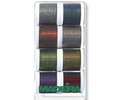 Coffret de 8 bobines de 200m MADEIRA Metallic Soft.  ﻿Metallic Soft﻿ est un fil extrêmement doux et d'un aspect remarquable. Le secret se trouve dans l'âme en viscose qui compose le fil et qui est recouverte d'une très fine feuille de polyester métallisé. Metallic Soft se brode et se coud sur toutes machines. 