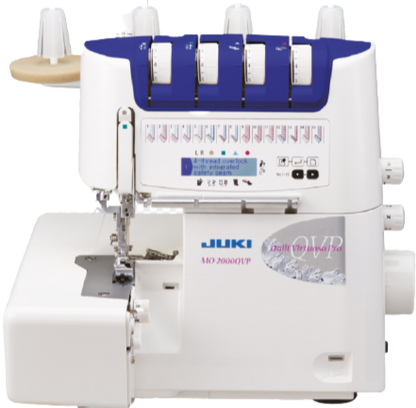 La surjeteuse électronique Juki MO-2000QVP utilise la fonction d'enfilage à air du boucleur grâce à un moteur électrique qui envoie une puissante bouffée d'air dans le trou d'enfilage. Cette fonction étonnante facilite considérablement l'enfilage du boucleur supérieur et du boucleur inférieur. Cette surjeteuse vous indique sur son écran LCD les réglages optimums à effectuer afin de réaliser un surjet parfait digne d'une couturière professionnelle.  