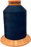 Couleur bleu. Le TERA 180 est un fil presque invisibles. Pour une couverture de pointe de haute qualité sur les tissus fins, pour les surjets de qualité professionnel, ainsi que pour l’ourlet invisible et les coutures de sécurité.