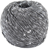 Le fil Natura Glam coloris GRIS est un fil en coton, agrémenté d'un fil en polyester contenant des sequins. Cette association ajoute de la lumière et des notes scintillantes au fil. Le rendu est subtil et très tendance. Il se porte de jour comme de nuit, convient aux vêtements et aux accessoires de mode.  50 grammes - 100 mètres environ. 63% coton - 27% polyester. Taille des aiguilles : n° 4.00 - n° 4.50. Taille des crochets : n° 4.00. Échantillon 10 x 10 cm = 22 mailles - 28 rangs