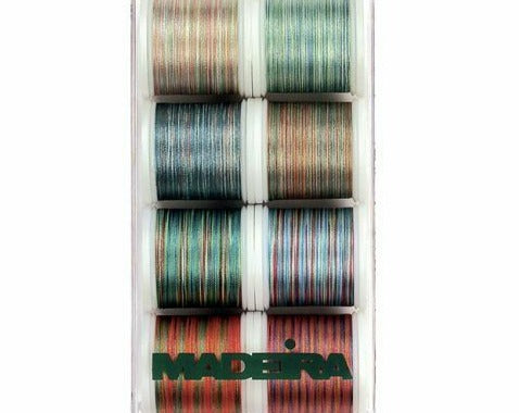 Coffret de 8 bobines de 200m MADEIRA POLYNEON MULTICOLOR.  POLYNEON est un fil 100% polyester de très haute qualité, fabriqué selon une technique de teinture spéciale très élaborée. Le jeu fascinant des couleurs sur chaque centimètre de fil donne aux coutures décoratives et aux broderies un air de magie et en fait des pièces absolument uniques. Convient à toutes les machines à coudre et à broder.